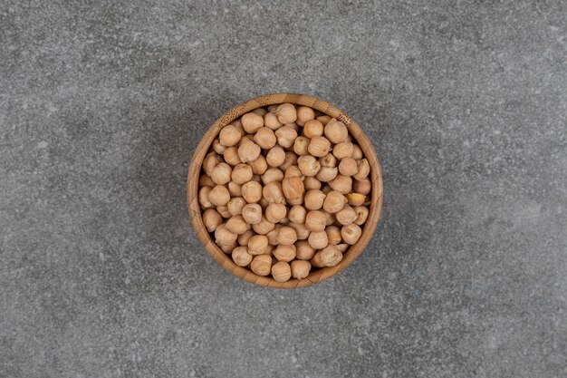 木製のボウルに黄色いエンドウ豆を乾燥させます。
