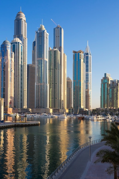 두바이, 아랍 에미레이트-11 월 11 일 : 11 월 11,2014에 두바이, 아랍 에미리트 두바이 마리나 타워의 전망. 두바이 마리나는 두바이의 지구이자 인공 운하 도시입니다.