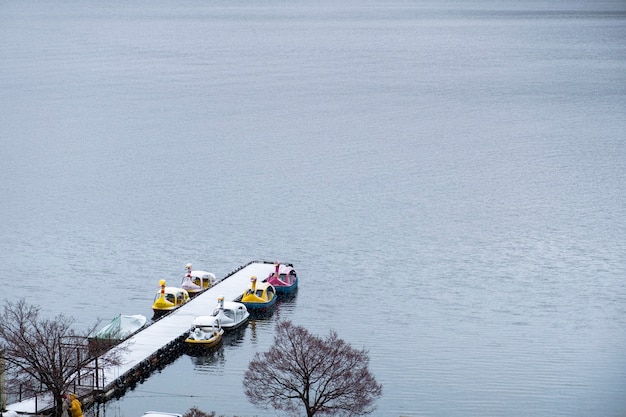 Free photo duck boat in kawaguchiko lake, japan