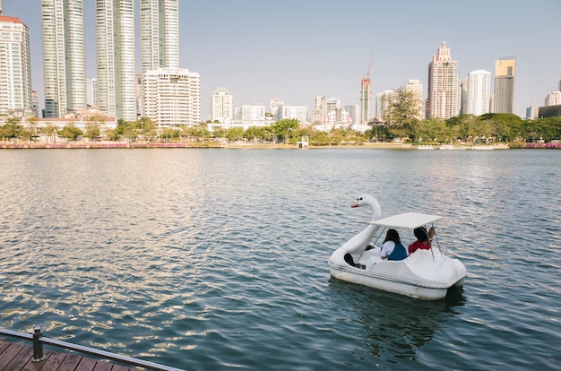 Free photo duck boat in pond bangkok