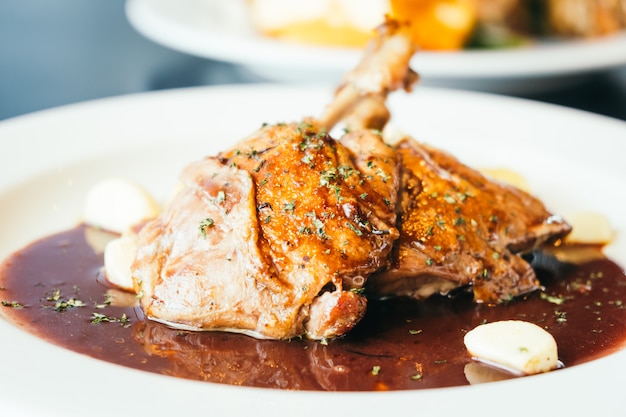 Free photo duck breast steak in white plate