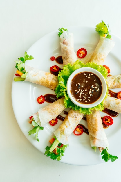 Free photo duck meat inside spring roll