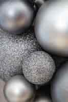 Free photo dull and shiny balls of an advent wreath