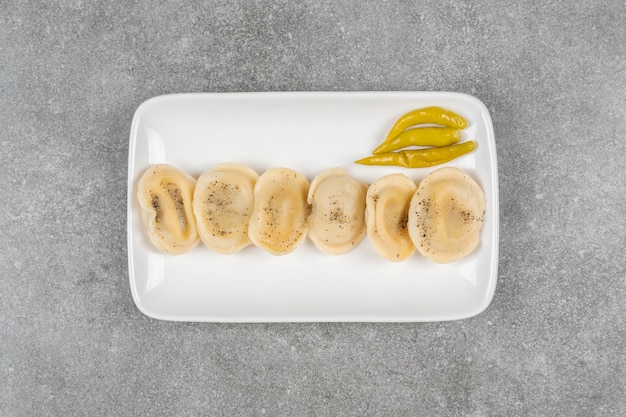 Gnocchi ripieni di carne sul piatto bianco