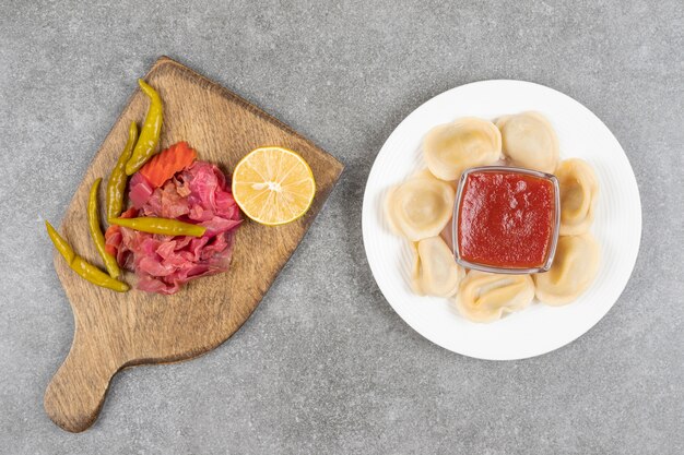 Dumplings stuffed with meat and various pickled vegetables