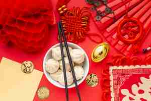 Foto gratuita gnocchi con bacchette e lanterna cinese di nuovo anno