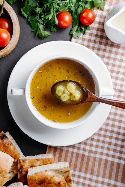 Foto gratuita zuppa tradizionale di dushbara servita con erbe