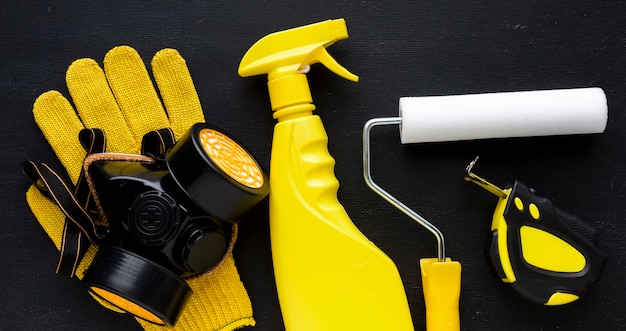 Пылезащитная маска и желтый набор инструментов для ремонта