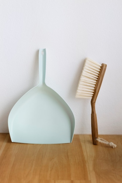 Free photo dustpan and cleaning brush living essentials in lifestyle concept