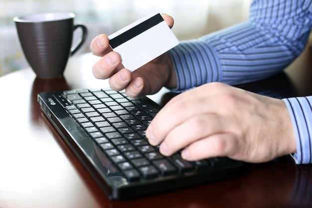 男性​が​クレジットカード​で​オンライン​購入​の​代金​を​支払う​e​コマース