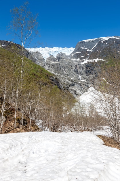 Foto gratuita all'inizio della primavera in montagna, norvegia