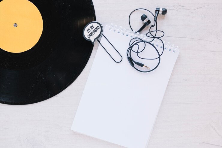 Free Photo earphones near vinyl disc and notebook