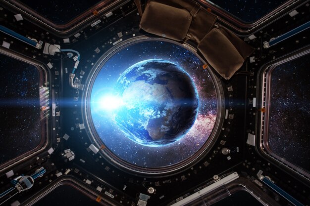 地球と宇宙船。 NASAから提供されたこの画像の要素。