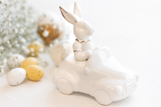 無料写真 イースターの背景に車の中の陶器のウサギと白い背景の上の卵