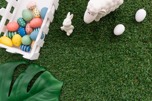 色の卵、ウサギや羊とイースターの背景