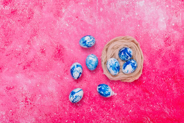 イースターの青い色の卵の巣