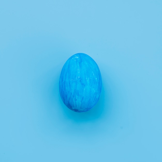 Free photo easter blue egg on blue background