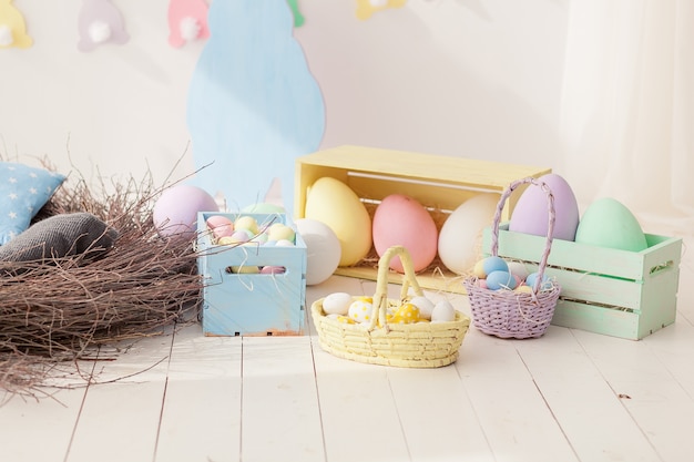 Бесплатное фото Пасха яркая композиция большие расписные яйца в деревянных ящиках