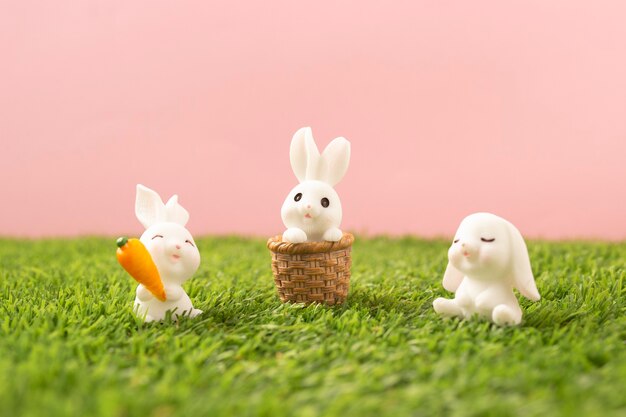 Пасхальный кролик на траве