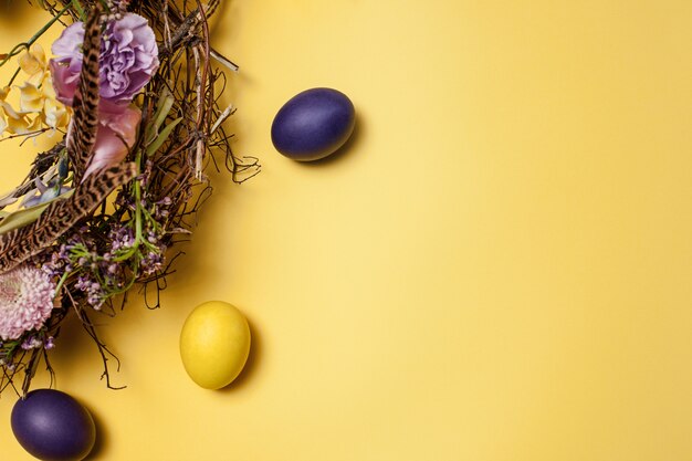 Пасхальная открытка. Расписные пасхальные яйца в гнезде на желтом