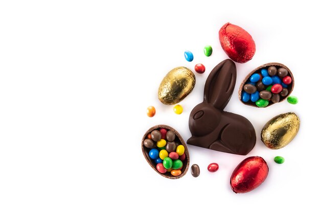 Пасхальный шоколадный кролик и красочные яйца на белом фоне