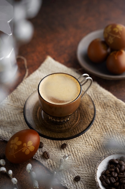 Foto gratuita natura morta delle decorazioni del caffè di pasqua