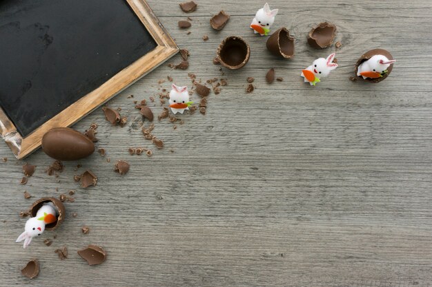 Пасхальная композиция с чистого листа, шоколадные яйца и декоративных кроликов