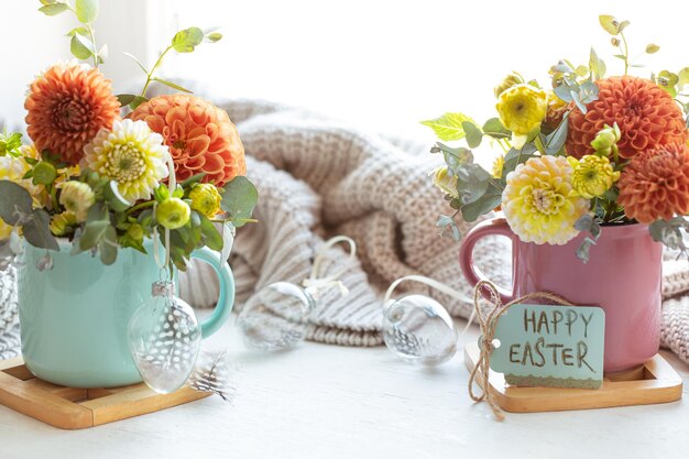 Free photo easter composition with a bouquet of flowers and a knitted element