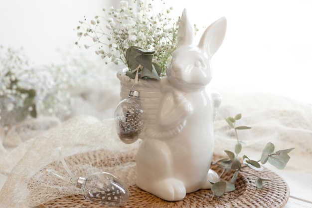 Foto gratuita composizione pasquale con lepre in ceramica e fiori di gypsophila