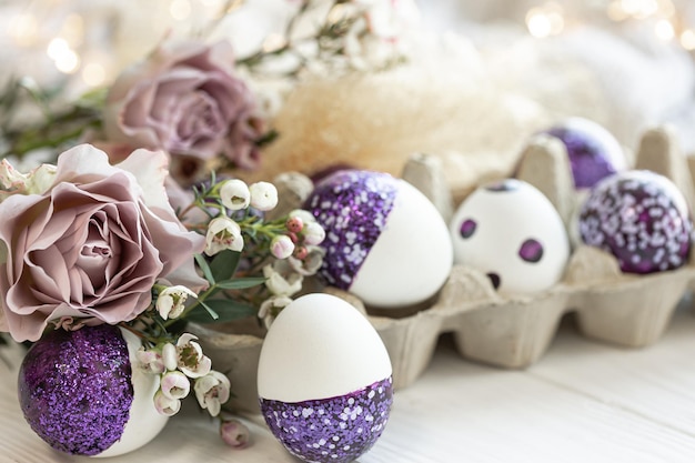 Бесплатное фото Пасхальная композиция с декоративными яйцами и цветами крупным планом