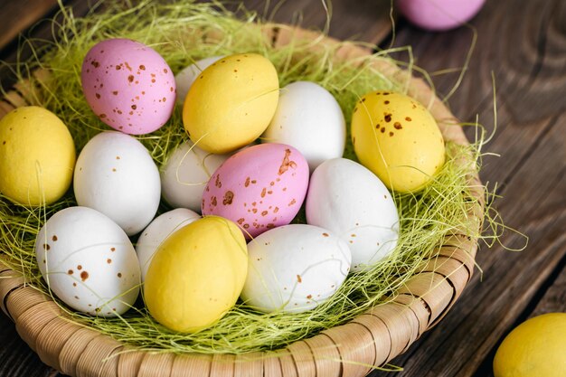 Пасхальная композиция с яйцами в декоративном гнезде