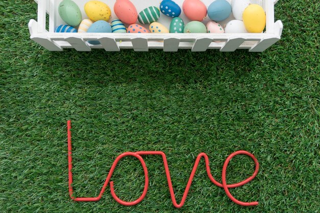 Пасхальная композиция с яйцами и слово любовь