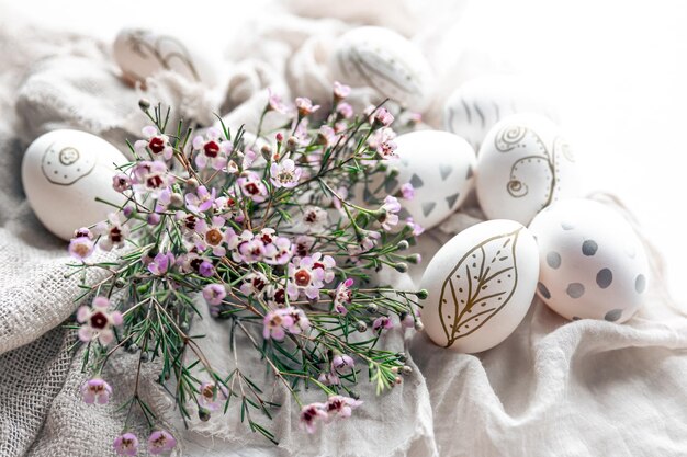 Пасхальная композиция с расписными яйцами и цветами