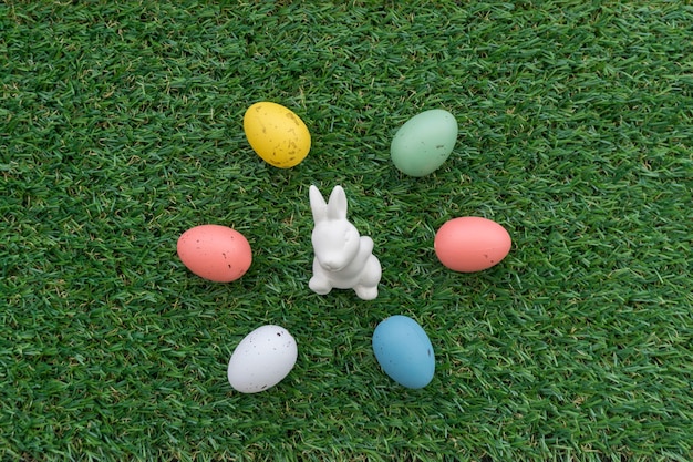 토끼와 6 색된 계란 부활절 구성