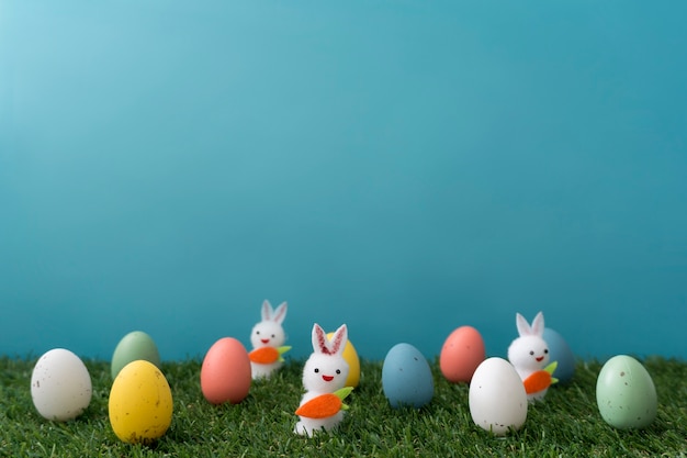 Foto gratuita composizione di pasqua con conigli e uova