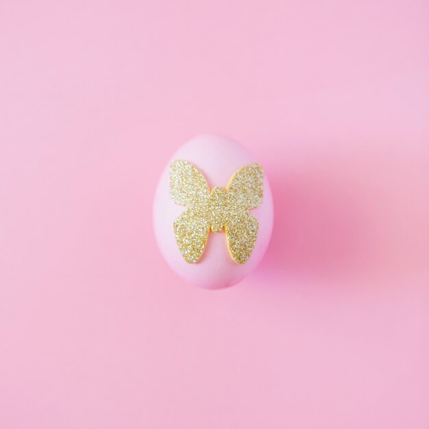Пасхальное яйцо с декоративной бабочкой