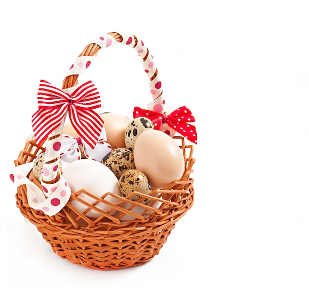 Free photo easter eggs and basket