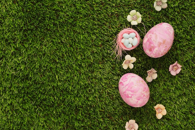 Free photo easter eggs on green grass background