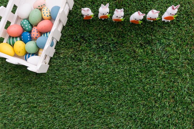부활절 달걀과 토끼 잔디 표면에
