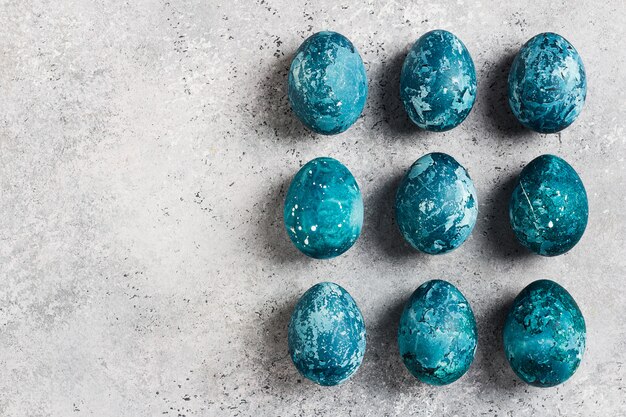Ряд пасхальных яиц раскрашен вручную в синий цвет