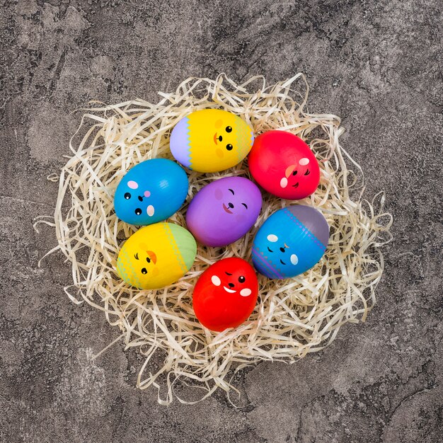 Foto gratuita uova di pasqua con facce buffe dipinte
