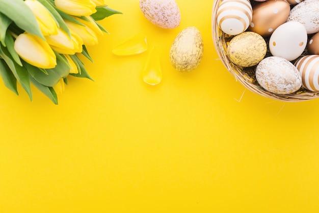 Foto gratuita easter flat lay of eggs in nest