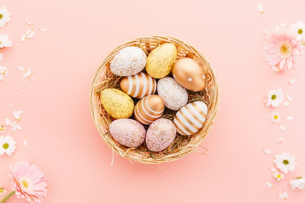 Пасхальная плоская кладка яиц с цветами на розовом Бесплатные Фотографии