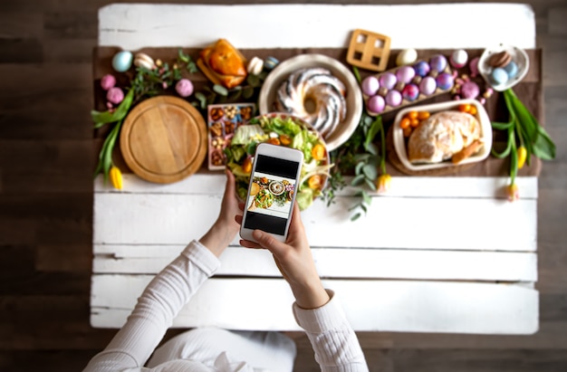 イースターホリデー。お祝いのイースターランチや朝食に、携帯電話からの写真。美しく保存されたテーブル。