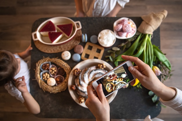 イースターホリデー。お祝いのイースターランチや朝食に、携帯電話からの写真。美しく保存されたテーブル。