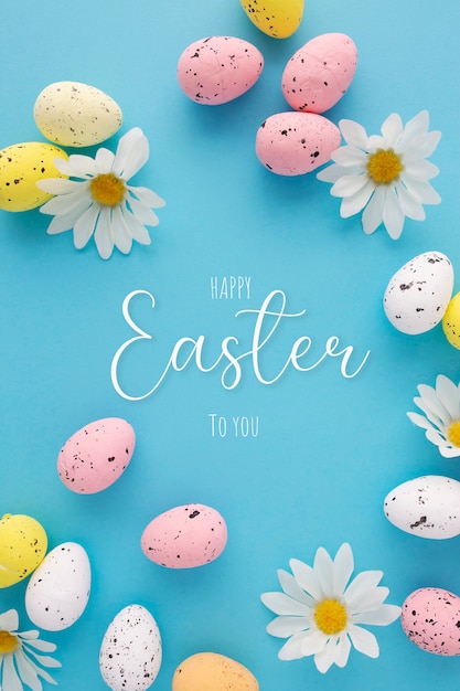 Бесплатное фото Пасхальное приглашение с яйцами и ромашками на синем фоне