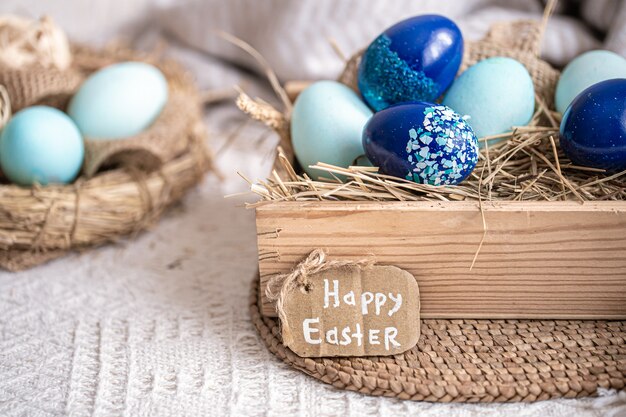 イースターの青い卵のある静物、休日の装飾。