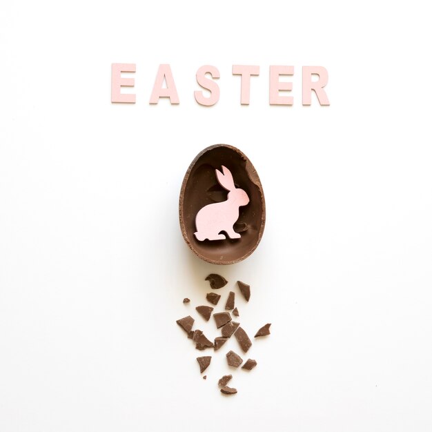 イースターの言葉とチョコレートの卵のウサギ