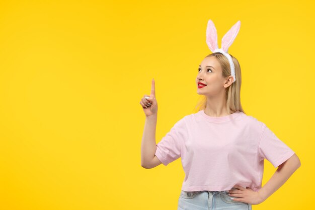 Foto gratuita pasqua giovane ragazza carina carina con orecchie da coniglio sorridente felicemente e alzando lo sguardo