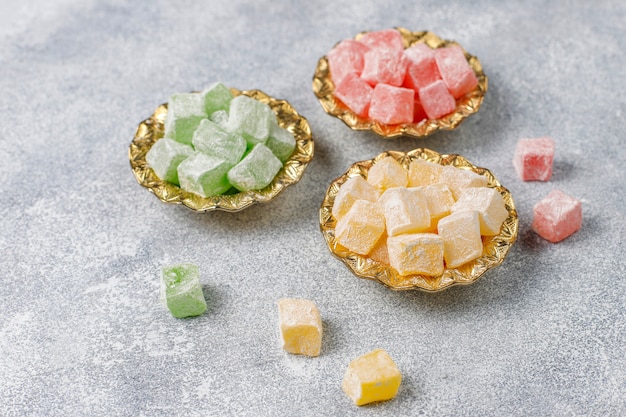 東部のお菓子。トルコの喜び、ナッツとロクム、トップビュー。